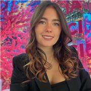 Laureata in scienze della mediazione linguistica, impartisce lezioni di italiano per studenti stranieri